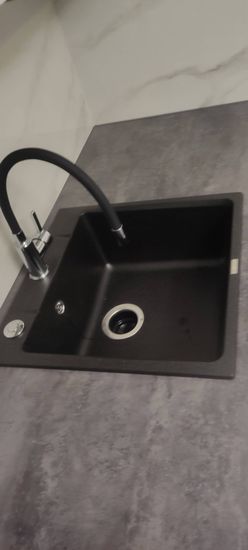 Под раковиной установлен и подключен прибор для измельчения остатков пищи. Проведены работы по монтажу, подключению к электросети и водопроводу, проверена функциональность.