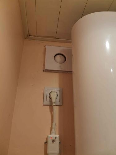 Установлен вентилятор в стену, подключен к электросети через розетку. Проведены необходимые работы по обеспечению циркуляции воздуха в помещении.