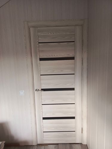 Установлена новая створка, закреплены петли, врезана ручка, отрегулирована коробка, проверена плавность хода, проведена окончательная отделка, обеспечена надежная фиксация.