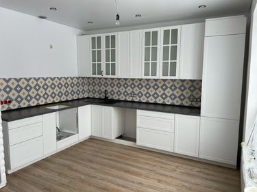 Выполнена установка кухонной поверхности: точные замеры, аккуратная подгонка, надежное крепление. Гармоничное сочетание с интерьером, завершенный вид.