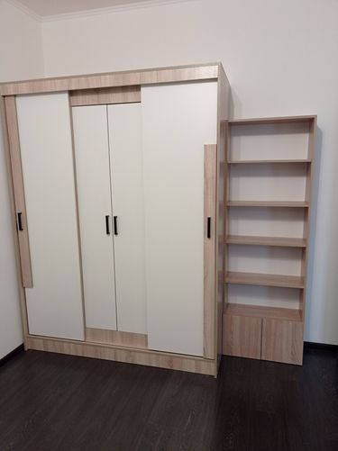 Собран вместительный шкаф с раздвижными дверцами и полками. Установлены ручки, отрегулированы механизмы. Конструкция устойчива, все элементы надежно закреплены.