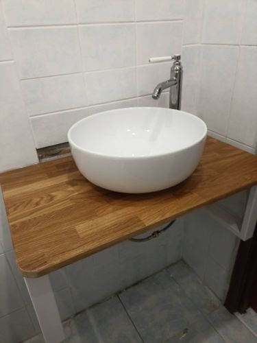 Установлена деревянная столешница с раковиной и смесителем. Все элементы надежно закреплены, обеспечена герметичность соединений. Завершена отделка краев и проверка устойчивости конструкции.