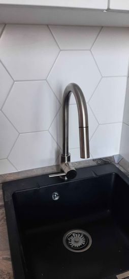 Выполнен аккуратный вырез под мойку в кухонной поверхности, установлена раковина с краном, обеспечена герметичность соединений, соблюдена точность подгонки деталей.