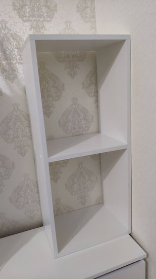 Установлена белая полка на стену с узором, закреплена надёжно, выровнена по уровню. Работа выполнена аккуратно, без видимых дефектов, гармонично вписывается в интерьер.