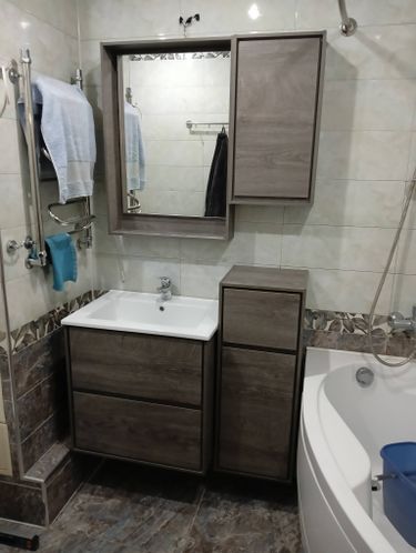 Выполнена установка нового крана в ванной комнате. Демонтирован старый, произведена герметизация соединений, проверена работоспособность. Обновленный элемент гармонично вписан в интерьер.