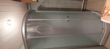 Установлена новая душевая конструкция: закреплены стенки, поддон, дверцы. Проведено подключение к водопроводу, герметизация стыков, проверка на утечки. Завершено оформление интерьера.