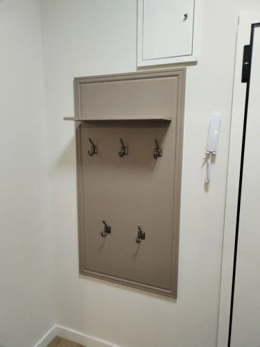 Сборка и установка настенной вешалки