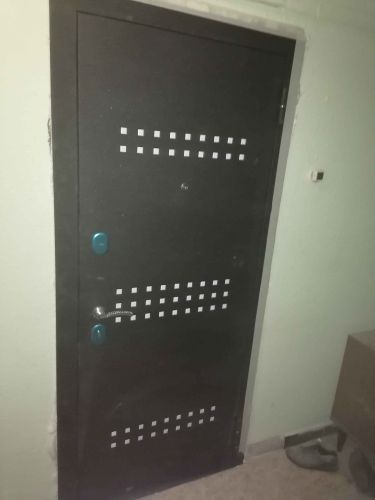 Установлена металлическая дверь с защитными свойствами, закреплена в проеме, отрегулированы петли, проверена надежность замков и герметичность, обеспечена безопасность и функциональность.