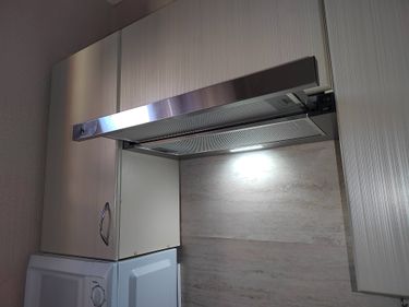 Установка и подключение вытяжки Выезд мастера за пределы зоны бесплатного выезда Монтаж воздуховода от вытяжки до отверстия в стене