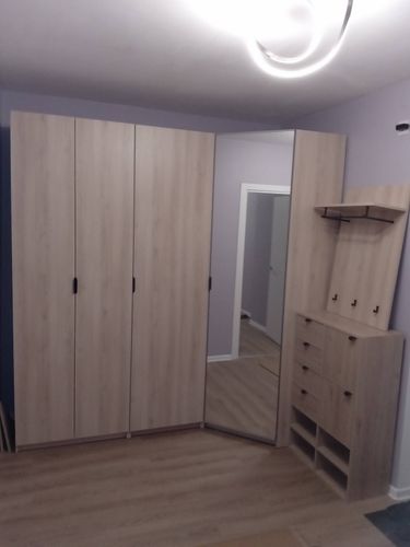 Установлена деревянная полка на стену, закреплена надежно, выровнена по уровню. Использованы крепежи, обеспечивающие устойчивость и безопасность. Завершенный монтаж гармонично вписывается в интерьер.