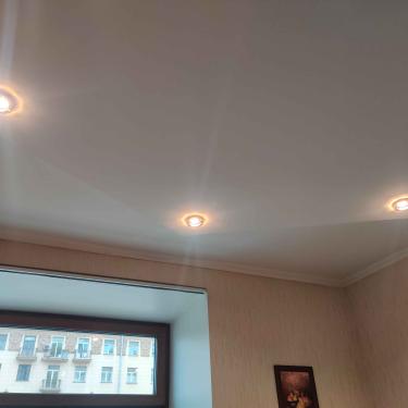 Установлены новые встроенные светильники на потолке, заменены лампы, проверена проводка, обеспечено равномерное освещение комнаты.