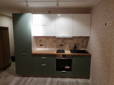 Установлены шкафы, закреплены фасады, смонтирована столешница, подключена техника, установлена мойка, выполнен монтаж фартука, отрегулированы дверцы, проведены финальные проверки.