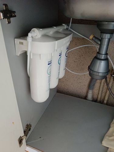 Установка проточного фильтра под мойку