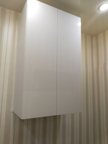 Установлены навесные шкафы с белыми фасадами, выровнены по уровню. Закреплены на стене, обеспечена надёжность креплений. Подготовлены к использованию, завершены все необходимые работы.