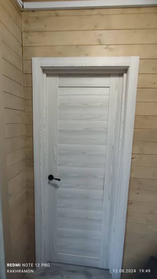 Установлена новая створка, закреплены петли, врезан замок, смонтирована ручка. Проведена регулировка, проверена плавность открывания. Обеспечена надежная фиксация в проеме.