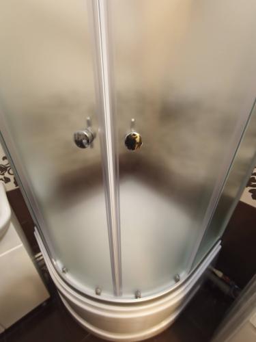 Установлена новая душевая кабина с матовыми стеклянными дверями. Проведены работы по демонтажу старой ванны, монтажу поддона, подключению водопровода и герметизации швов.