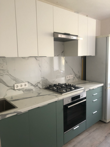 Установлены шкафы, закреплены фасады, смонтирована столешница, врезана мойка, подключена плита, размещена вытяжка, выполнен монтаж фартука, установлены розетки, завершена сборка.