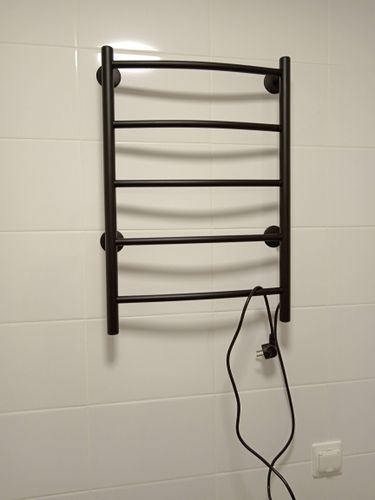 Закреплен прибор на стене, подключен к электросети, проверена работоспособность. Устройство надежно зафиксировано, кабель аккуратно уложен, обеспечена безопасность эксплуатации.