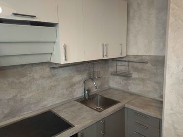 Проведена работа по точной подгонке и установке кухонных панелей. Фасады аккуратно распилены и смонтированы, обеспечивая гармоничное сочетание с интерьером и функциональность.