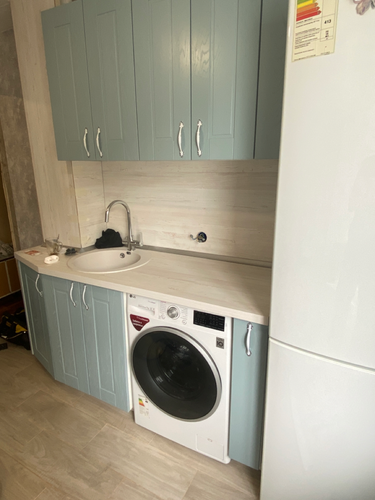 Изготовлены и установлены фасады для кухонного гарнитура, выполнены точные замеры, произведена подгонка под стиральную машину, обеспечена функциональность и эстетика интерьера.