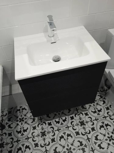 Установлен новый запорный механизм в ванной комнате. Проведены работы по демонтажу старого устройства, монтажу и герметизации нового элемента для обеспечения надежной работы системы.