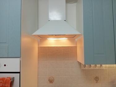 Установка и подключение вытяжки встраиваемая Подключение и монтаж блока питания / контролера + выключателем Установка светодиодной ленты для подсветки рабочей зоны