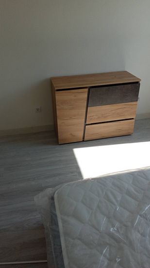 Собрано изделие: установлены ящики, закреплены фасады, прикреплены боковые панели, выровнены направляющие, проверена устойчивость, завершена сборка, обеспечена функциональность.