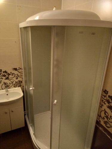 Удалена старая ванна, установлена новая душевая кабина. Проведены работы по подключению водоснабжения и герметизации швов. Обновлено пространство для комфортного использования.