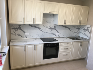 Выполнен точный раскрой кухонной поверхности, обеспечивший идеальное прилегание к стенам и мебели. Установлены вырезы для мойки и варочной панели, завершив монтаж.