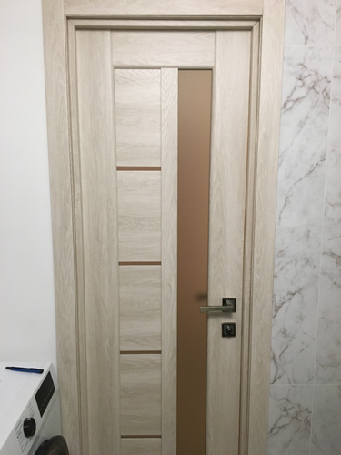 Установлена новая деревянная дверь с ручкой и замком. Проведены работы по монтажу коробки и наличников. Дверь аккуратно вписана в интерьер, обеспечивая функциональность и эстетичность.