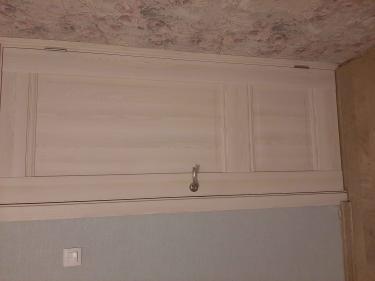 Произведено уменьшение проема, установлена новая коробка, закреплены петли, навешено полотно, добавлены наличники, выполнена отделка, обеспечена ровная стыковка с обоями.