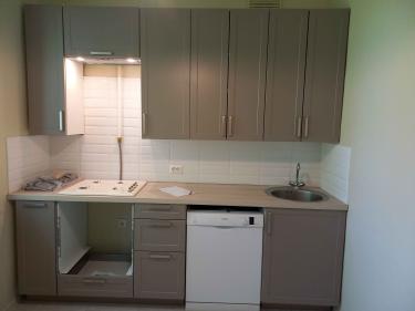 Установлены шкафы, смонтирована столешница, врезана мойка, подключена варочная панель, закреплены фасады, установлены ручки, подключена посудомоечная машина, выполнена облицовка фартука.