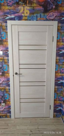 Установлены доборы на межкомнатную дверь, обеспечивая ровное прилегание к стене. Завершены работы по монтажу, включая подгонку и закрепление элементов, создавая аккуратный внешний вид.