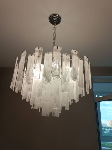 Установлено новое осветительное устройство на потолке, подключены провода, закреплено крепление, проверена работоспособность. Обновленный элемент интерьера гармонично вписался в обстановку.