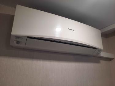 Изображение кондиционера на стене. Проведена чистка фильтров, проверка дренажной системы, заправка хладагентом, тестирование работы устройства, устранение пыли, осмотр соединений.