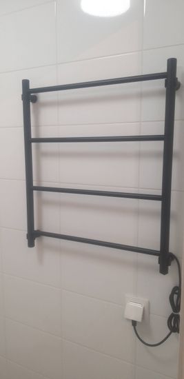 Устройство закреплено на стене, подключено к электросети, кабель аккуратно уложен, проверена работоспособность, обеспечена безопасность, завершены все монтажные действия.