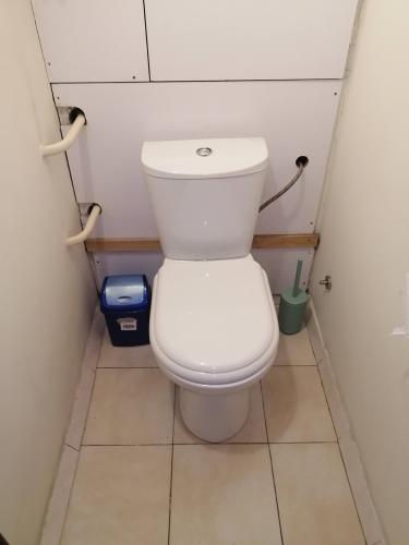 Установлен новый бачок, подключены трубы, проверена герметичность соединений, отрегулирован механизм слива, произведена очистка рабочей зоны, обеспечена надежная фиксация конструкции.