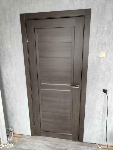 Изображение демонстрирует установленную дверь-гармошку с аккуратно закреплённой фурнитурой и ровно подогнанными панелями, обеспечивающими плавное функционирование и эстетичный вид.