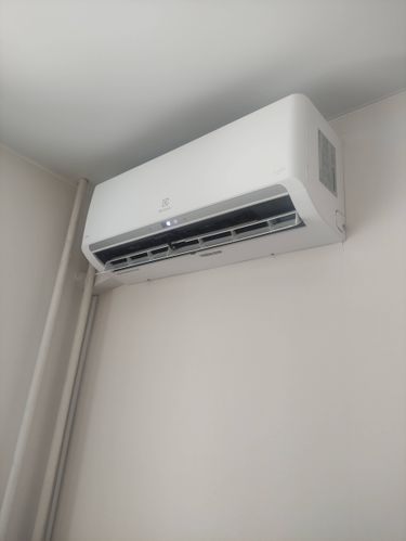 Проведена полная очистка устройства: удалены загрязнения с фильтров, обработан теплообменник, устранены пыль и плесень, проверена дренажная система, восстановлена эффективность работы.