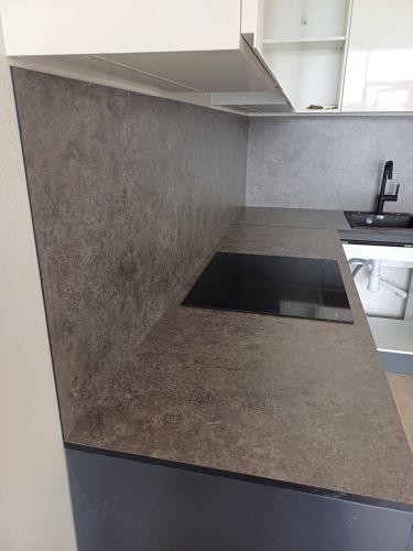 Измельчитель подключен к раковине, проведены трубы, обеспечена герметичность соединений, проверена работоспособность устройства, установлена защита от протечек, выполнена уборка места.