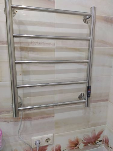 Закреплён стальной прибор на стене, подключён к розетке, проверена работа, выставлена температура, обеспечена безопасность, проведены тесты, завершена установка, проверена надежность.