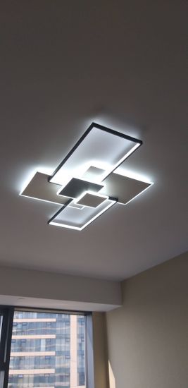 Произведено крепление светильника на натяжной потолок. Установлены крепежные элементы, подключена электропроводка, проверена работа устройства. Завершена настройка освещения.