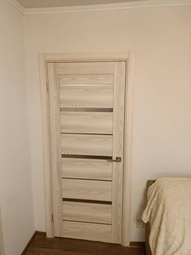 Установлены двустворчатые двери: произведён монтаж коробки, навешены створки, закреплены петли, установлены ручки и замки, отрегулированы зазоры, выполнена отделка наличниками.