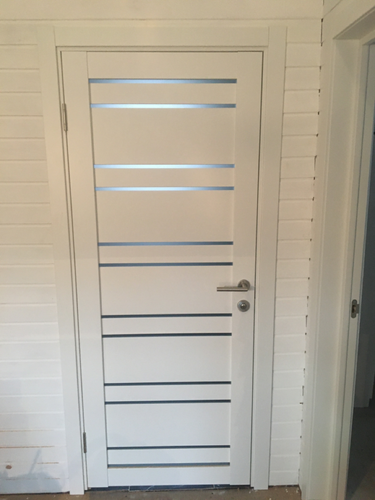 Установлен запорный механизм в деревянную конструкцию. Выполнено сверление, монтаж ручки и замка, обеспечена точная подгонка деталей для плавного функционирования.