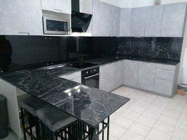 На кухне установлен и подключен измельчитель отходов. Проведены работы по монтажу устройства под раковиной, подключению к электросети и системе канализации, проверена функциональность.