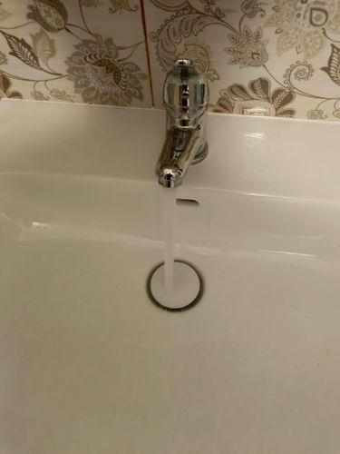 Установка раковины с тумбой