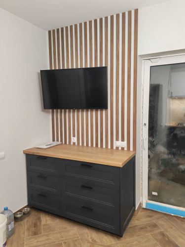 Установка светодиодной ленты для подсветки рабочей зоны