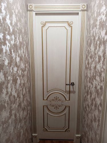 Установлена элегантная деревянная створка с изысканным узором, аккуратно вмонтирована в проём, закреплена фурнитура, отрегулированы петли для плавного открывания, обеспечена надёжная изоляция.