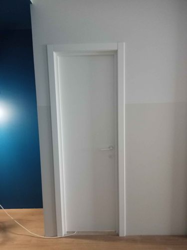 В деревянной двери выполнено отверстие, установлено запорное устройство, закреплена ручка, проверена работоспособность механизма, обеспечена плавность закрытия, сохранена эстетика полотна.