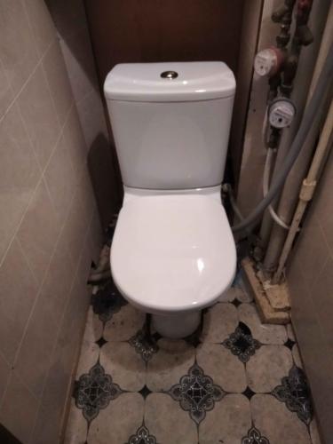 Установлено сантехническое оборудование, подключены коммуникации, проверена герметичность соединений, закреплено на полу, выполнена регулировка бачка, проверена функциональность.